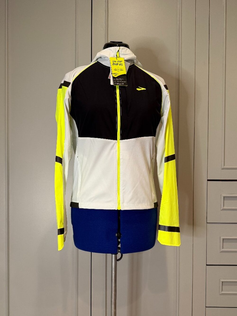 Brooks Run Visible Women's Carbonite Jacket, Size M, NWT